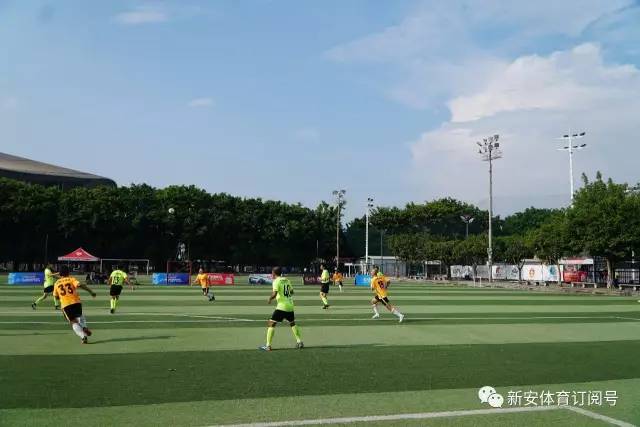 文班亚马观战巴黎4比2曼城 获赠印马刺字样球衣